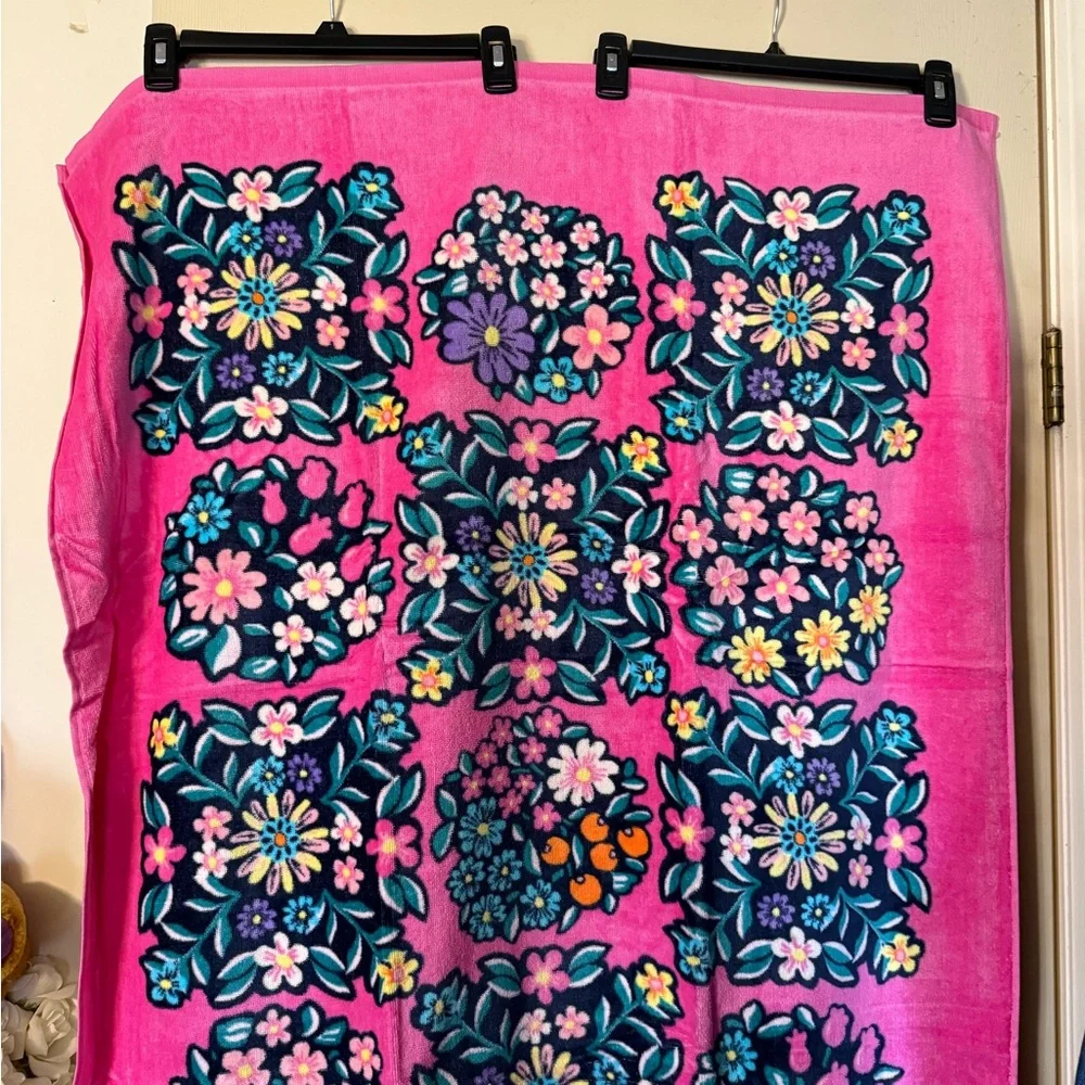 NWT Vera Bradley Kaleidoscope Rosettes Beach Towel Rare! 33” X 66”